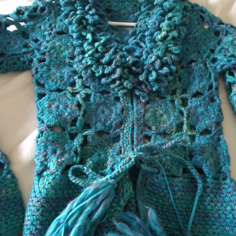 BEAUTIFUL BLUE GREEN SWEATER WITH TASSEL TIE AND HOOK CLOSURES